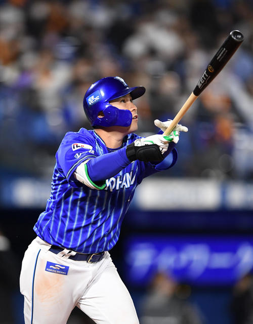 DeNA対巨人 8回裏DeNA無死、右越え本塁打を放つ佐野(撮影・横山健太)