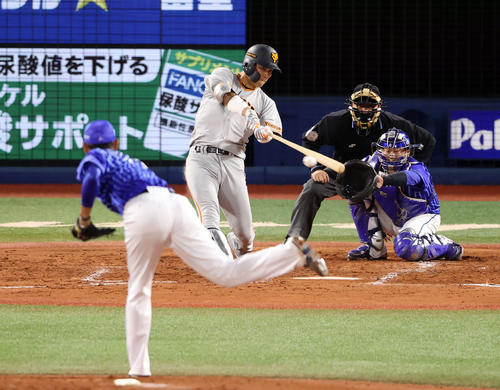 DeNA対巨人 3回表巨人無死、二塁打を放つ大城。投手井納(撮影・狩俣裕三)