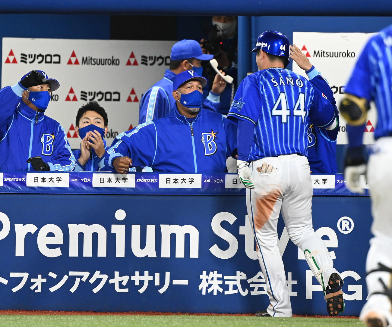 DeNA対巨人　8回裏DeNA無死、ラミレス監督（中央）はソロ本塁打を放った佐野（右）を興奮気味に迎える（撮影・山崎安昭）