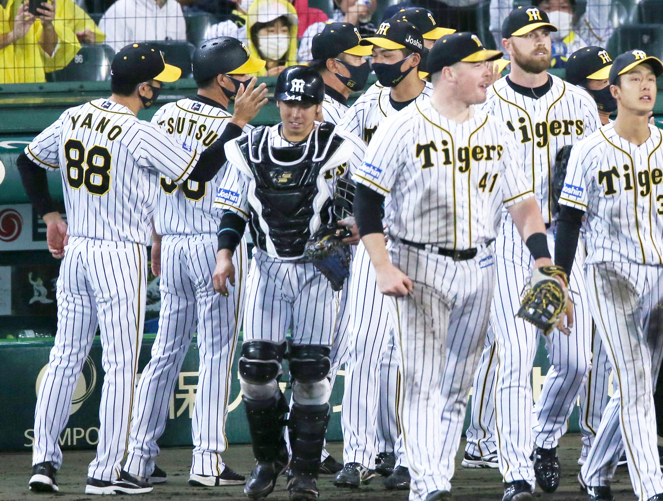 矢野監督（左）はヤクルトに勝利し、ナインとタッチを交わす（撮影・上山淳一）