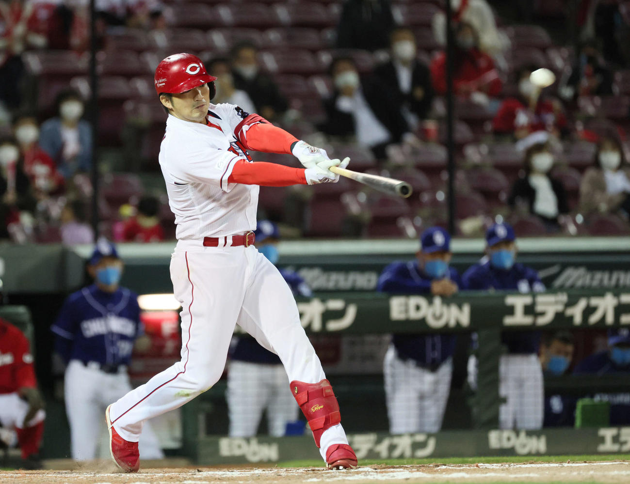 広島対中日　9回裏広島無死一、二塁、鈴木誠は3点本塁打を放つ（撮影・加藤孝規）