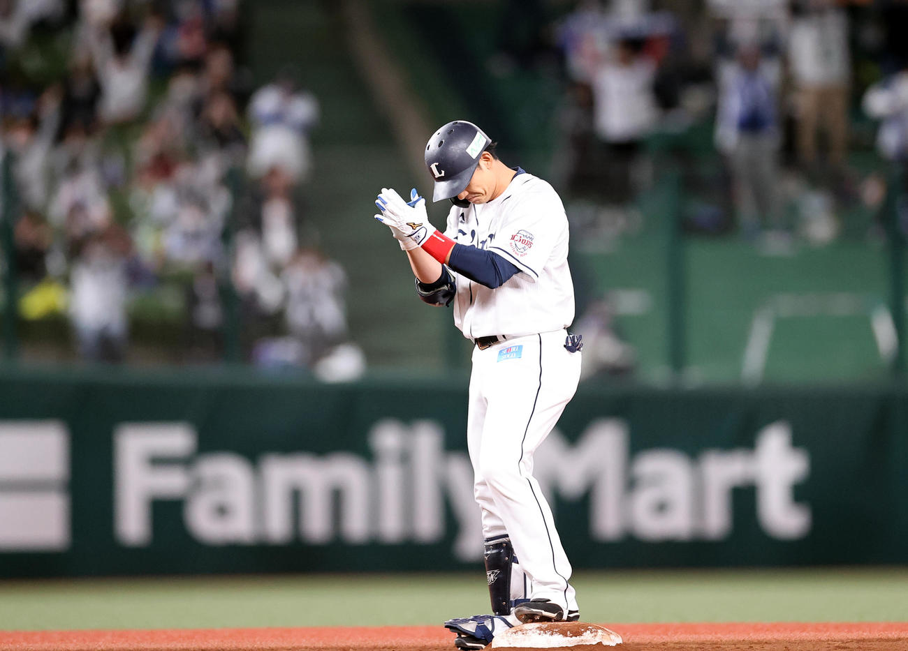 西武対オリックス　6回裏西武2死一、二塁、栗山は中越えに2点逆転適時二塁打を放ち、二塁上で拍手（撮影・浅見桂子）