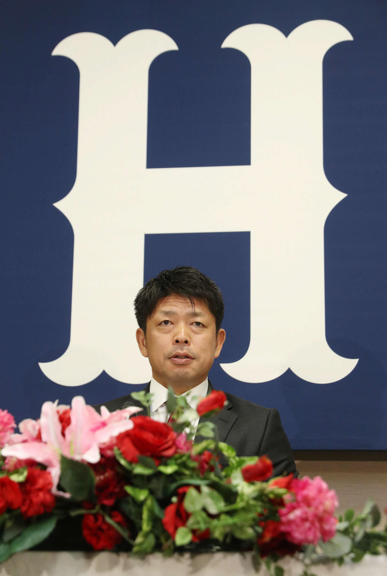 引退会見を行う石原慶