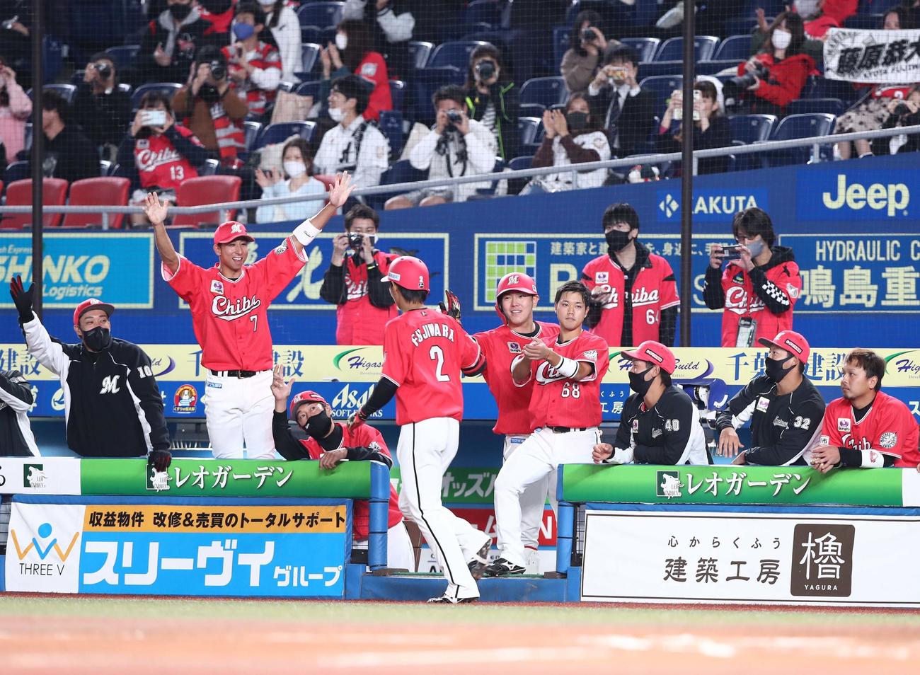 ロッテ対日本ハム　1回裏、本塁打を放った藤原を出迎えるナイン（撮影・黒川智章）