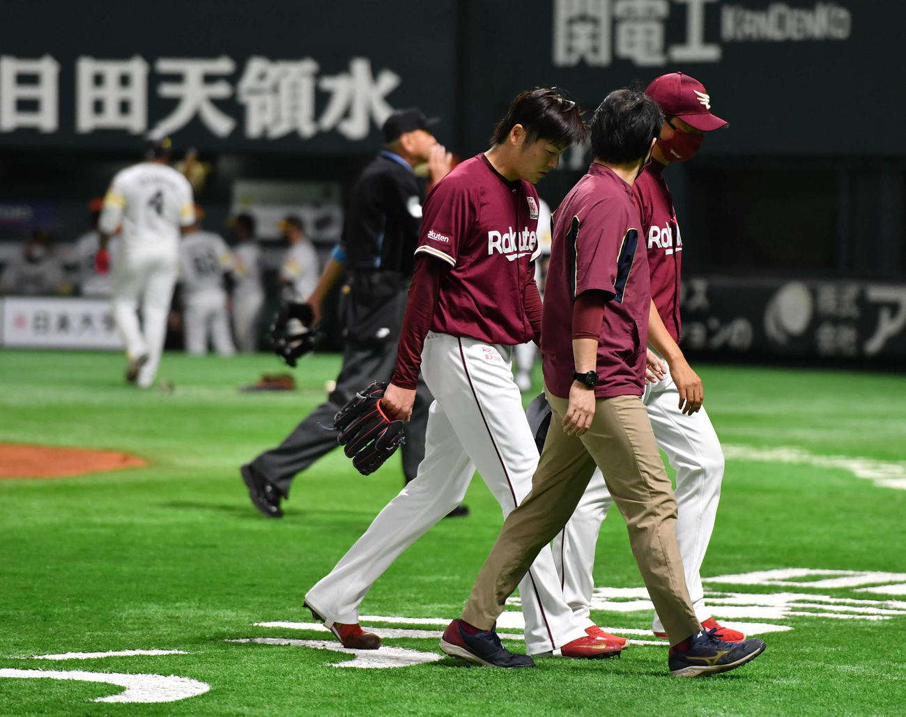1回裏ソフトバンク2死二塁、治療のためベンチへ戻る塩見貴洋（撮影・岩下翔太）