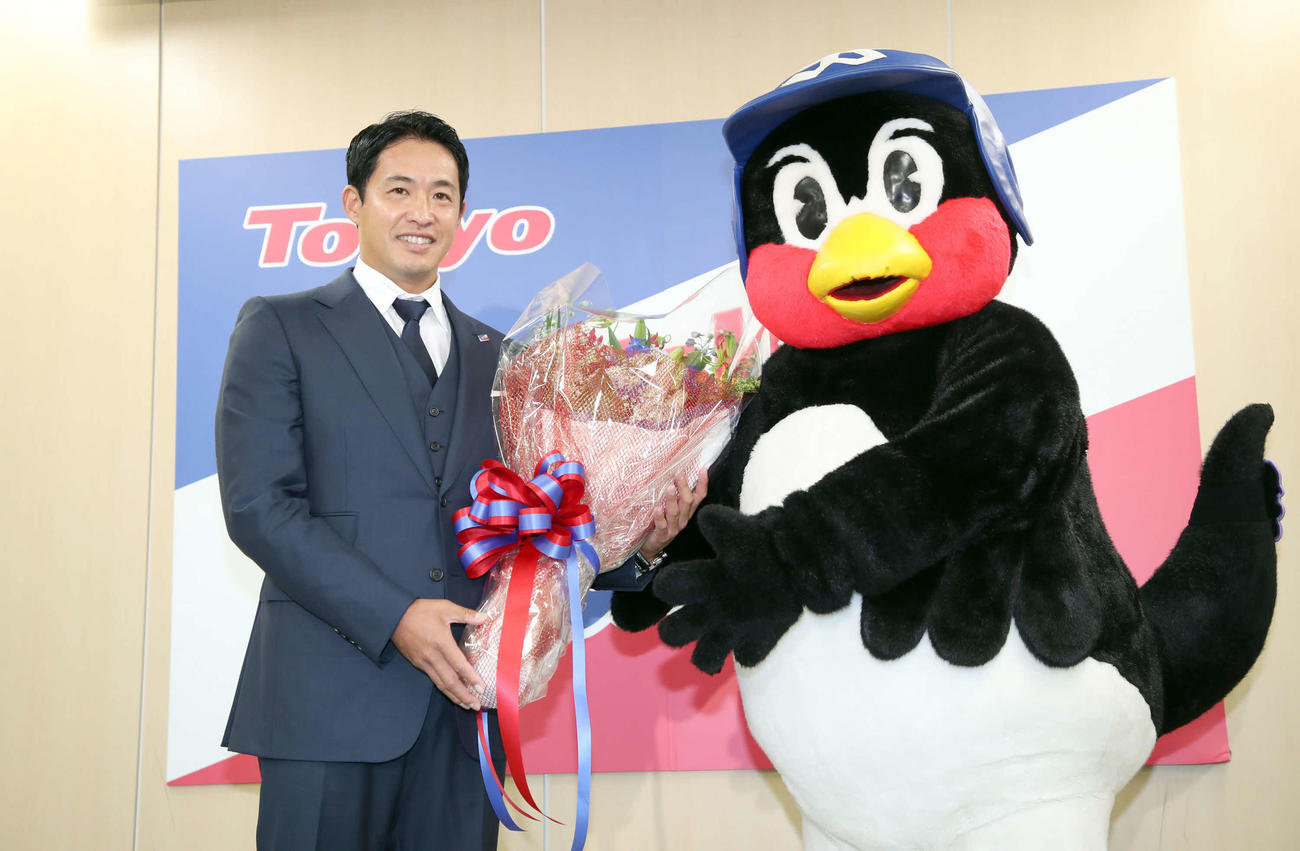 会見を行ったヤクルト五十嵐（左）に花束を渡すつば九郎（球団提供）