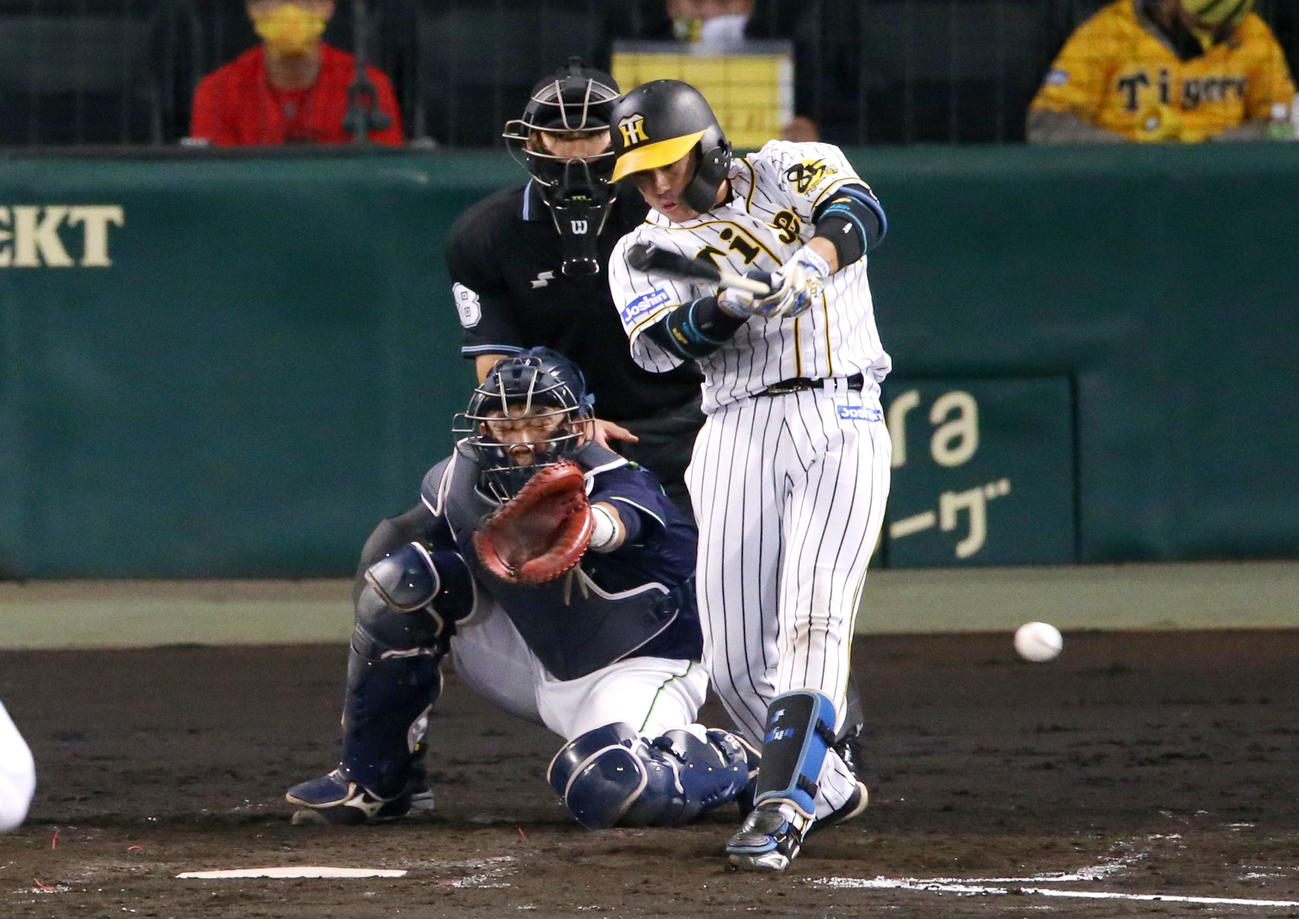 阪神対ヤクルト　4回裏阪神1死一、三塁、梅野は左へ先制の適時二塁打を放つ（撮影・上山淳一）