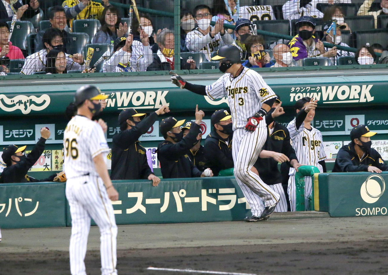 阪神対ヤクルト　4回裏阪神1死一、三塁、梅野の左適時二塁打で先制生還の大山（手前右）はベンチの出迎えを受ける（撮影・上山淳一）
