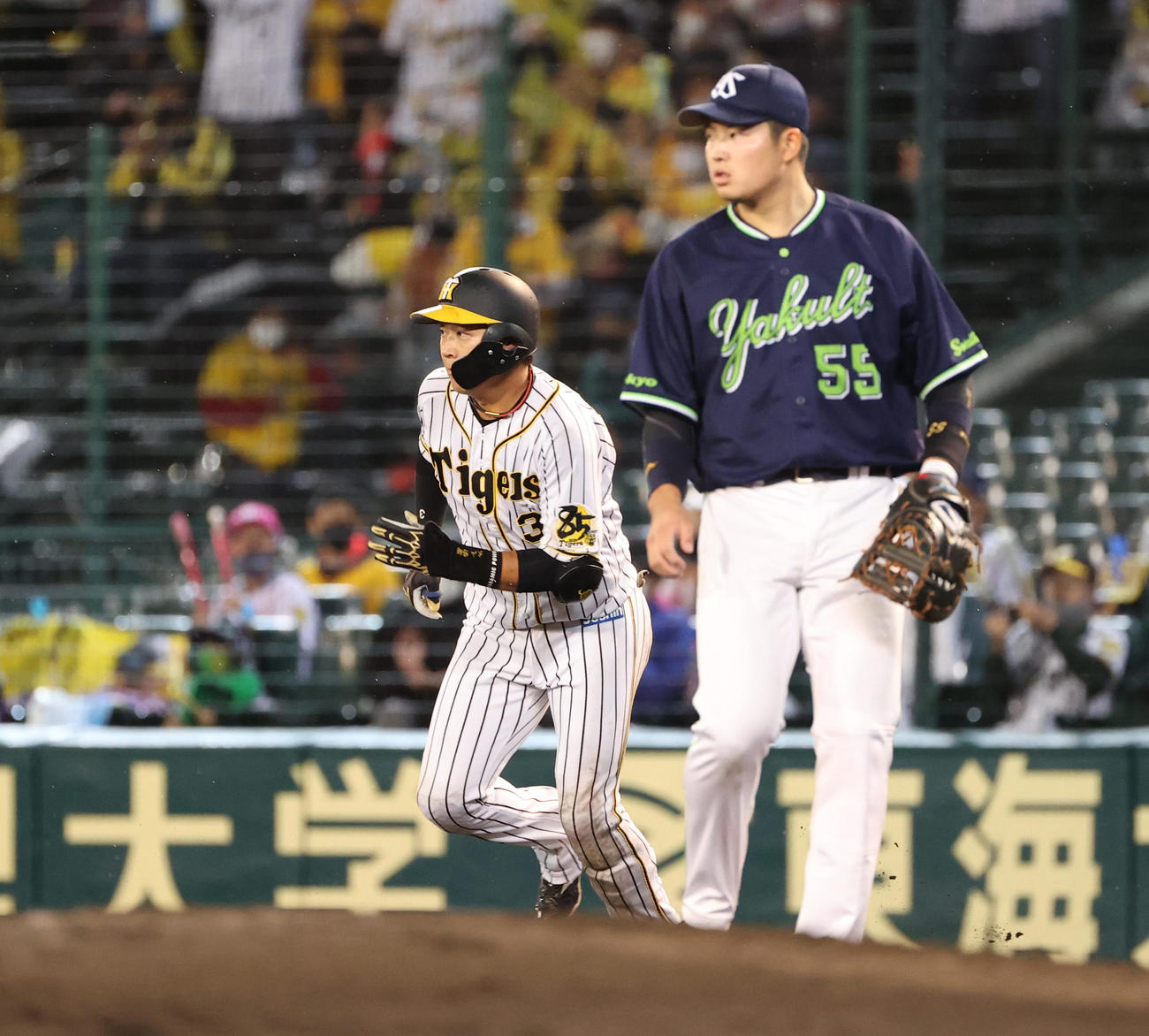 5回裏阪神1死一、二塁、左前適時打を放つ大山悠輔（撮影・清水貴仁）