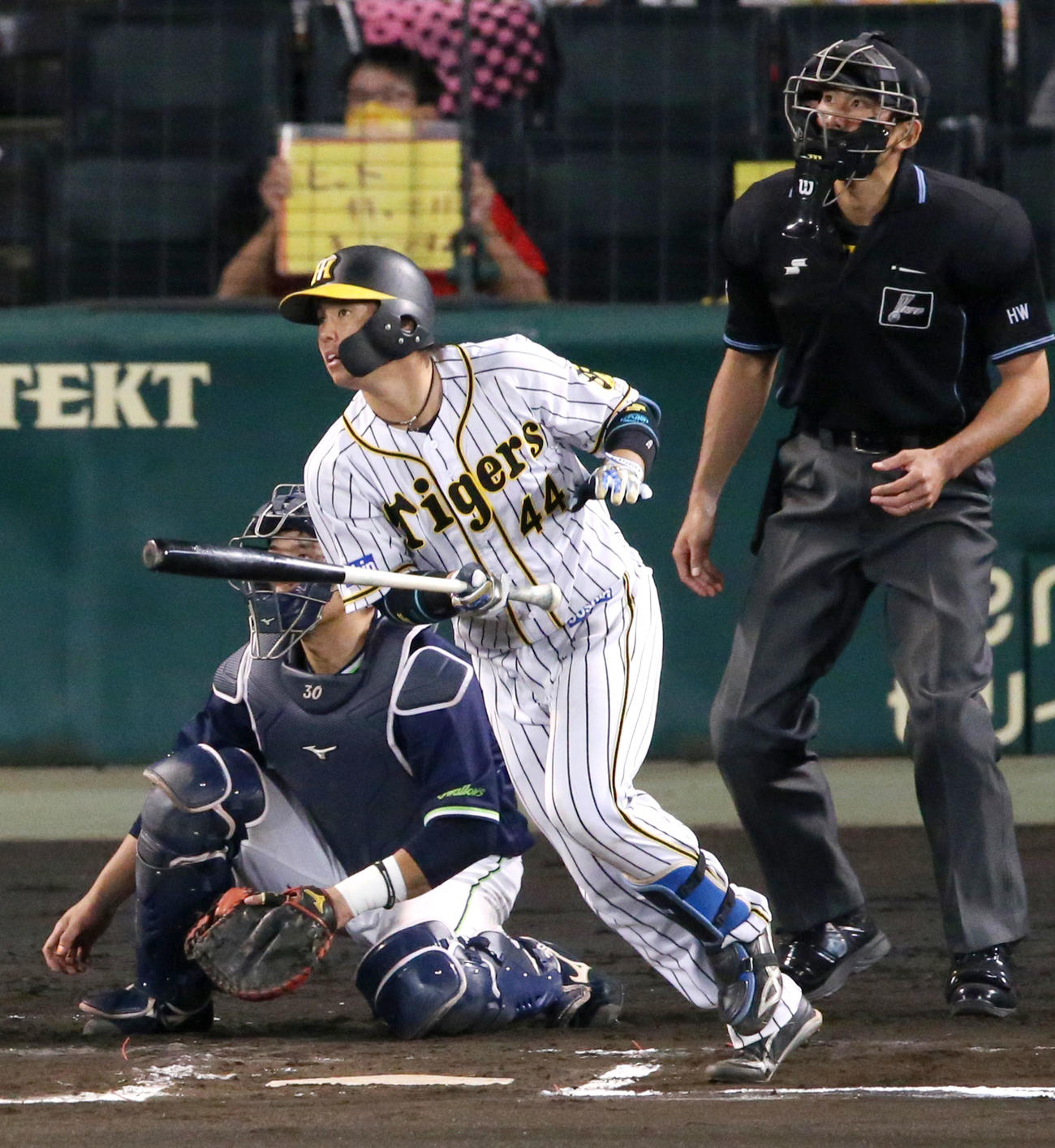 阪神対ヤクルト　6回裏阪神無死、梅野は右越え本塁打を放つ（撮影・上山淳一）