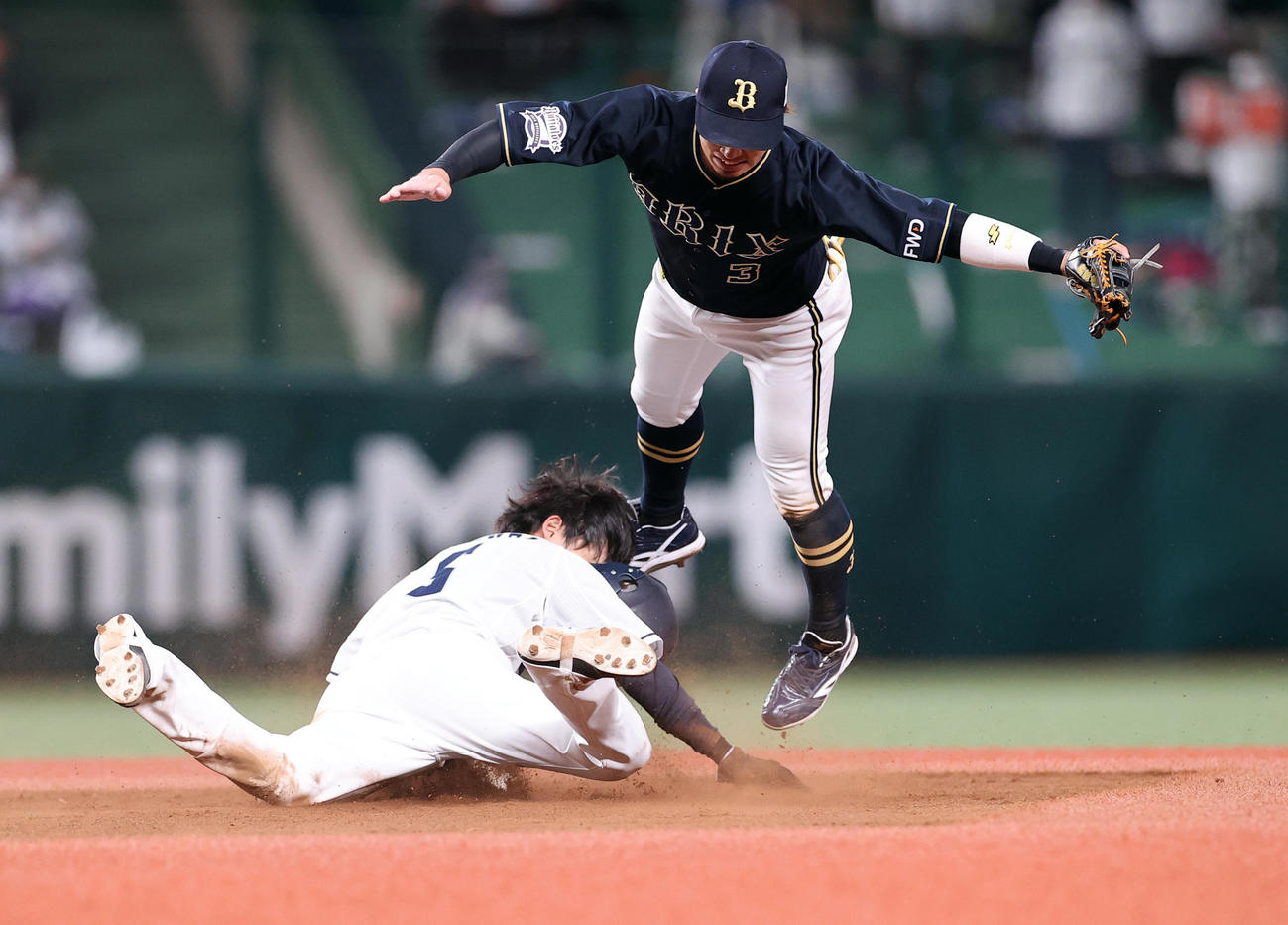 西武対オリックス　6回裏西武1死一塁、一塁走者源田（下）はヘッドスライディングで二塁盗塁成功も遊撃手安達に頭を蹴られる（撮影・浅見桂子）