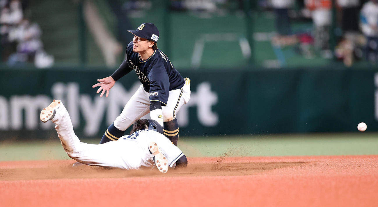 西武対オリックス　6回裏西武1死一塁、一塁走者源田（下）はヘッドスライディングで二塁盗塁成功も遊撃手安達に頭を蹴られる（撮影・浅見桂子）