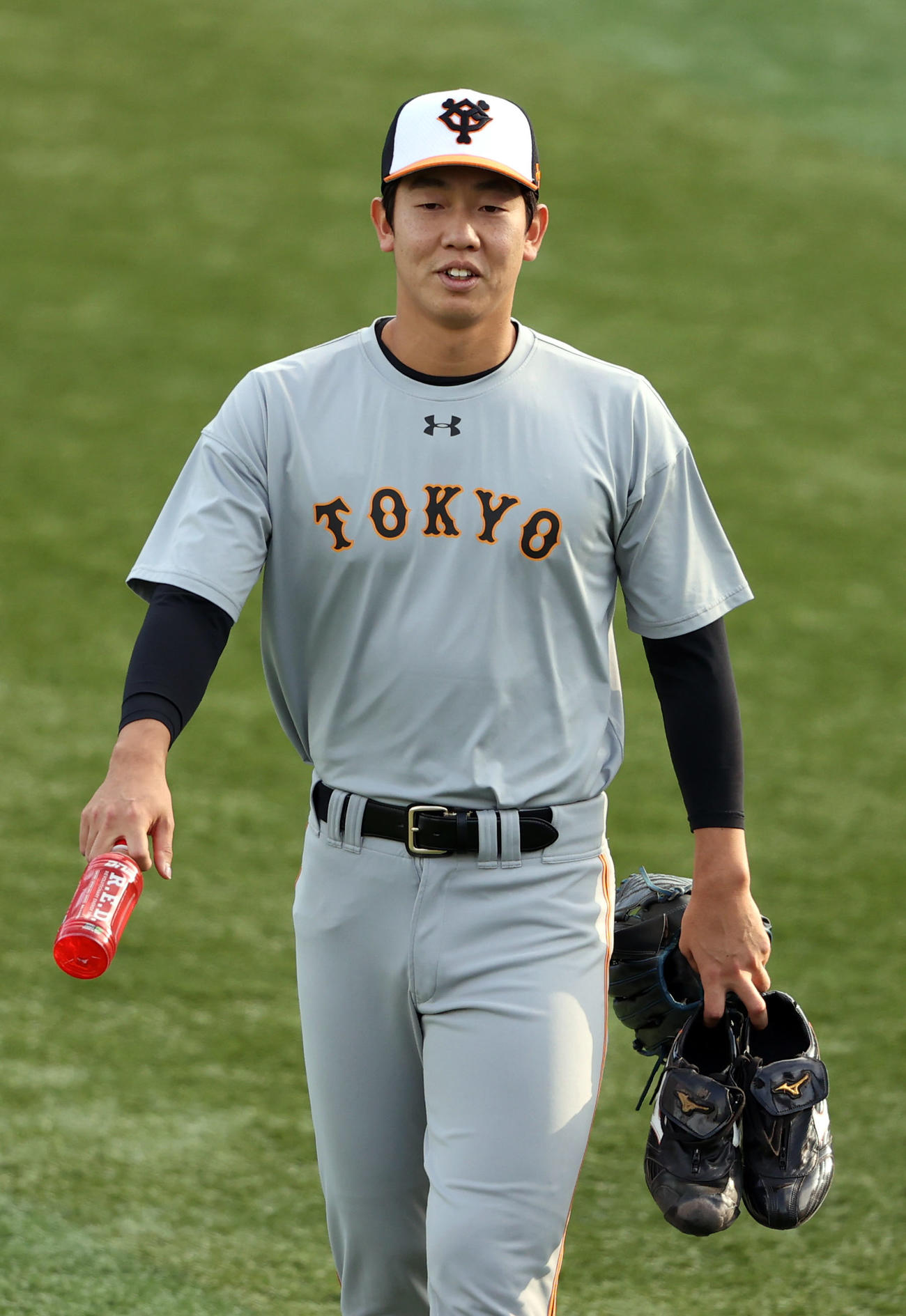 DeNA対巨人　試合前の練習でリラックスした表情を見せる畠（撮影・狩俣裕三）