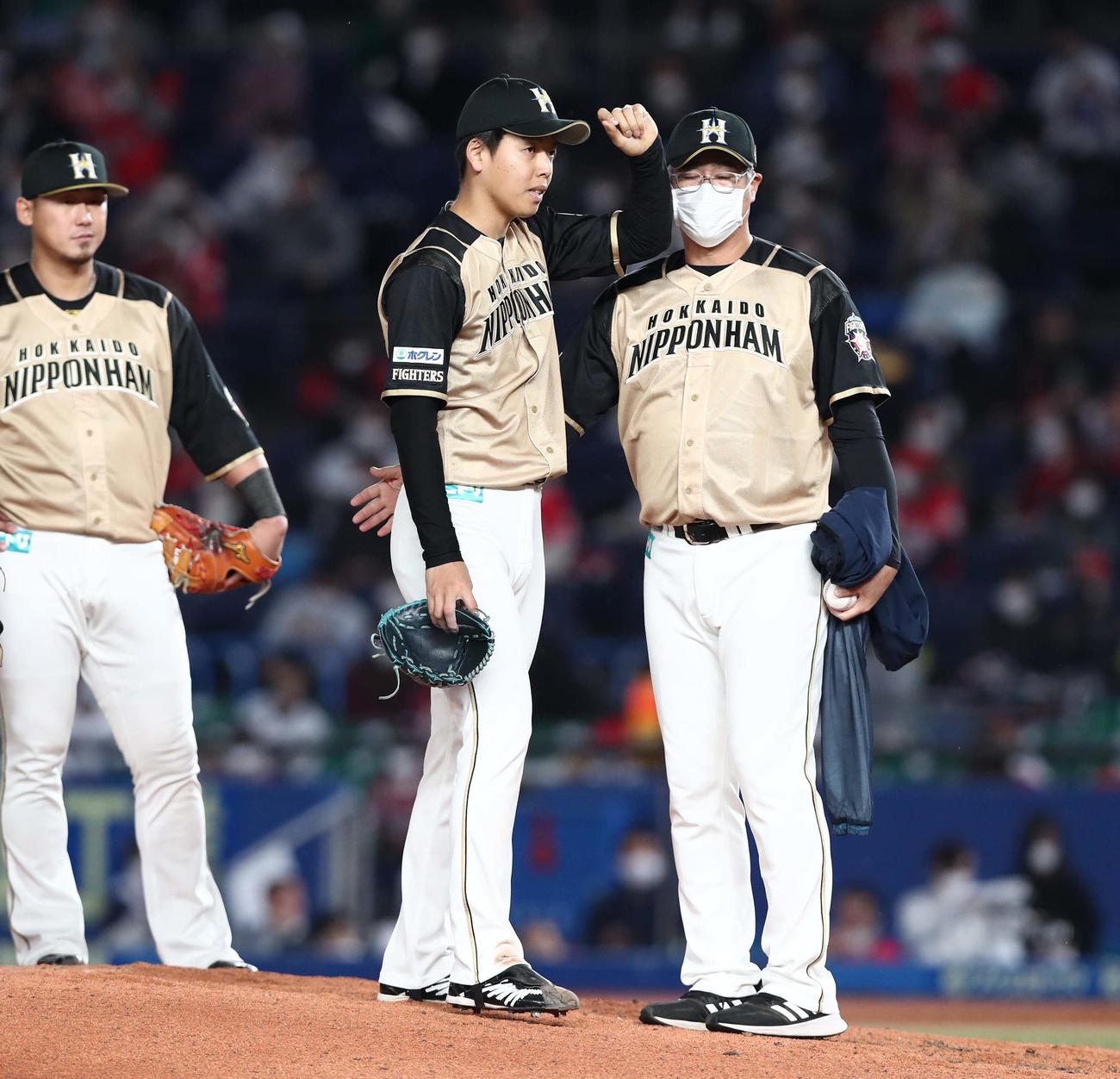 ロッテ対日本ハム　4回途中降板する杉浦（撮影・黒川智章）