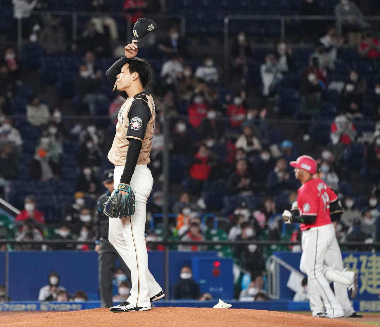 ロッテ対日本ハム　3回裏ロッテ2死二塁、マーティンに右越え2点本塁打を浴びる杉浦（撮影・鈴木みどり）