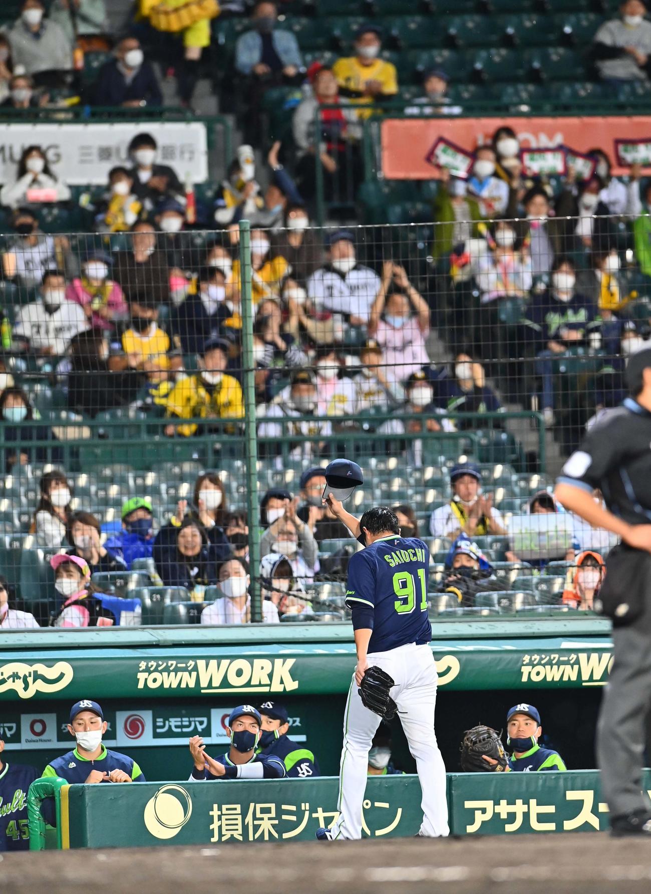 阪神ファンからも暖かい拍手を受け5回途中で降板する歳内宏明（撮影・上田博志）