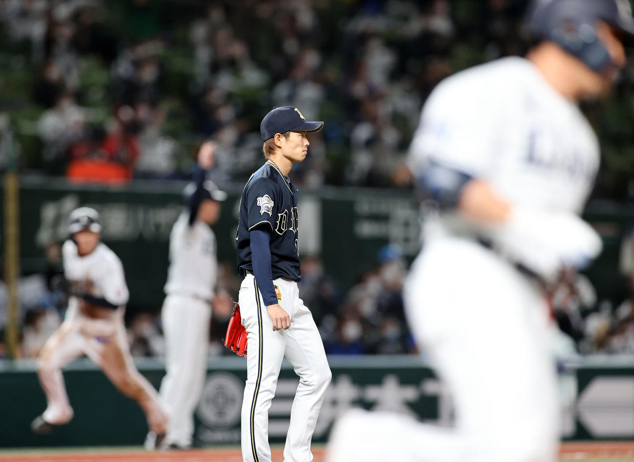西武対オリックス　6回裏西武2死一、二塁、栗山（手前）に中越え2点逆転適時二塁打を許し、打球を見つめる山岡（撮影・浅見桂子）