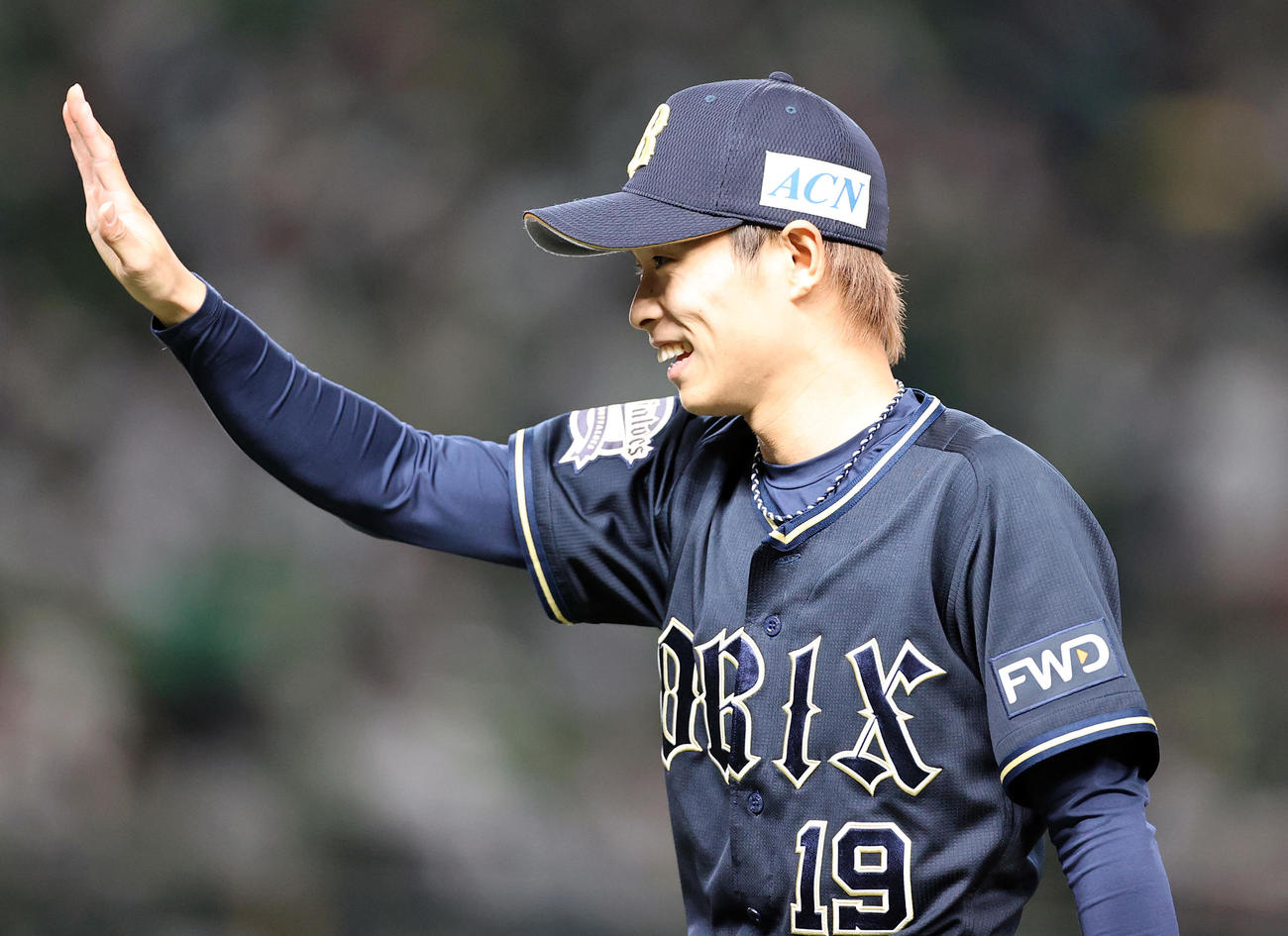 西武対オリックス　1回裏西武の攻撃を抑えた山岡は笑顔で手を上げる（撮影・浅見桂子）