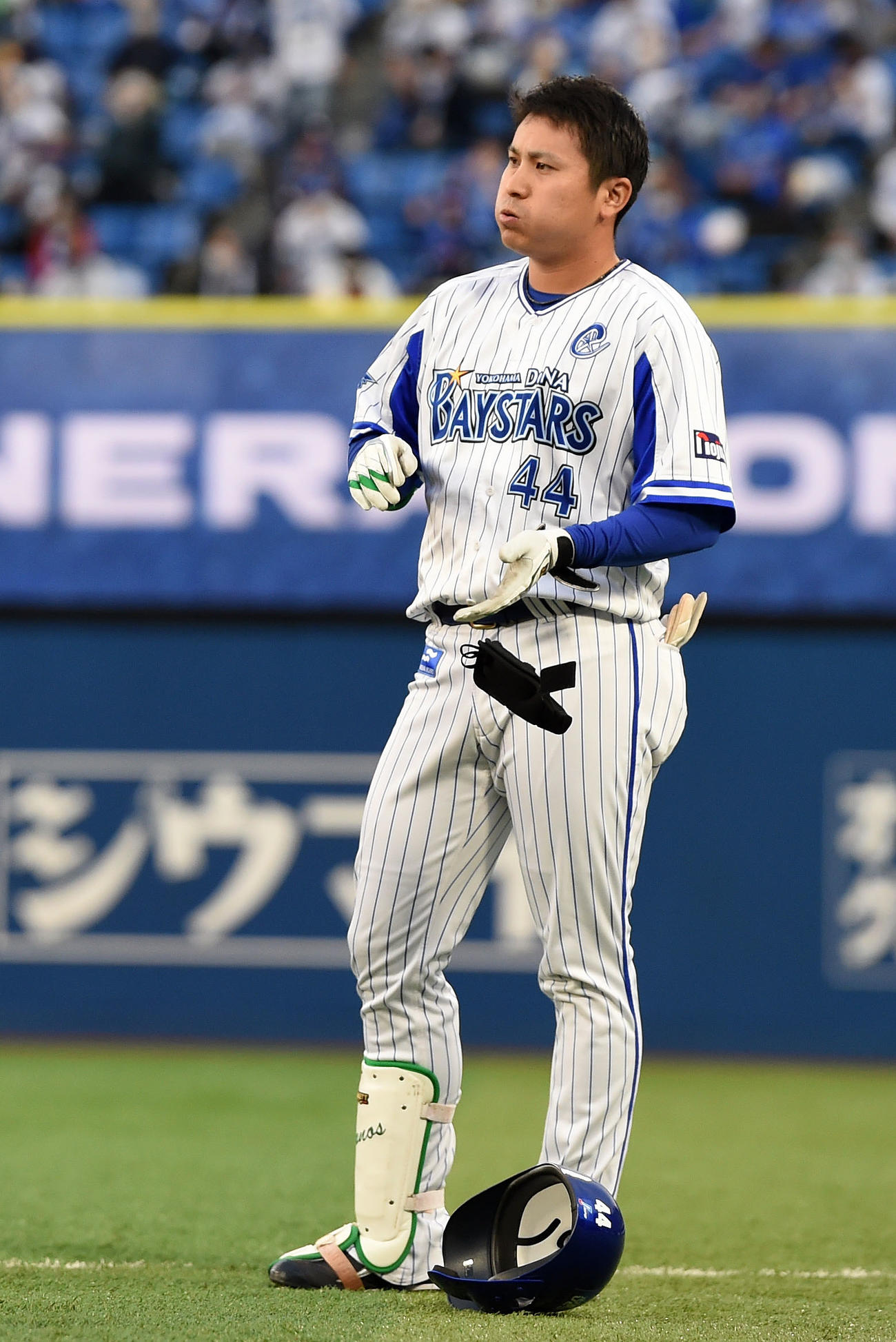DeNA対巨人　7回裏DeNA1死一塁、一併殺打に倒れ悔しげな表情を見せる佐野（撮影・横山健太）