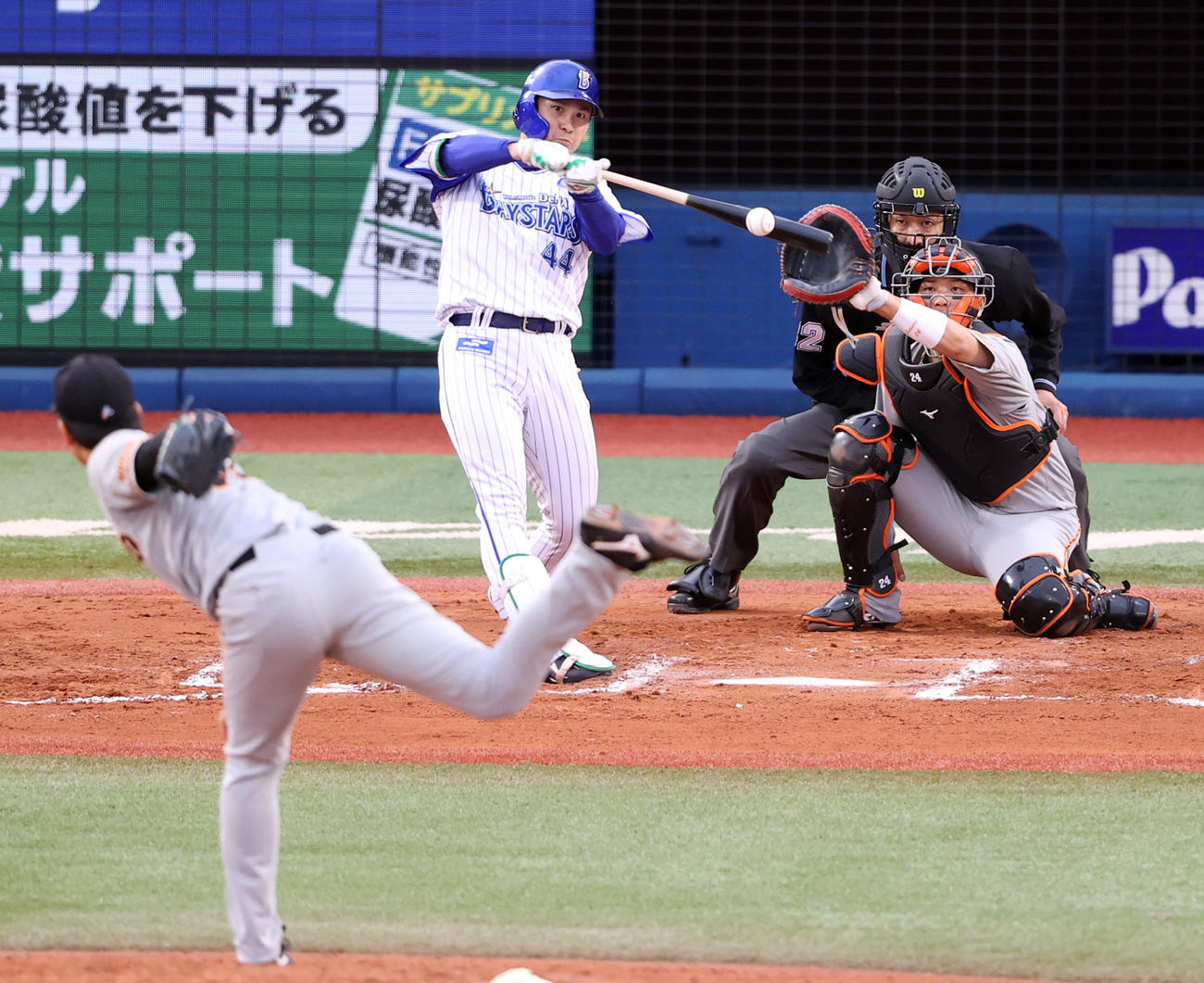 DeNA対巨人　6回裏DeNA2死、遊ゴロに打ち取られる佐野。投手畠（撮影・狩俣裕三）