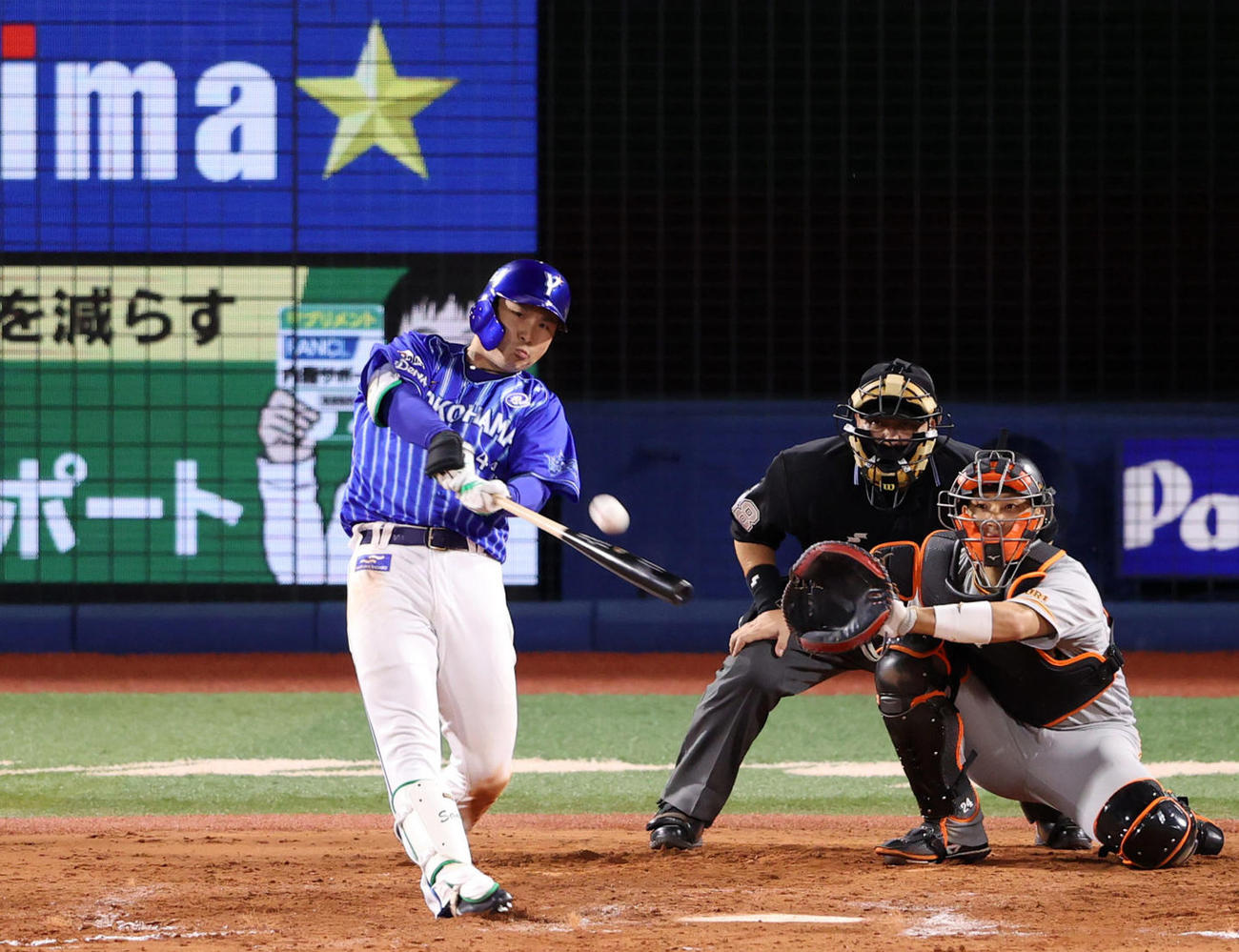 DeNA対巨人　8回裏DeNA無死、ソロ本塁打を放つ佐野恵太。投手大江（撮影・狩俣裕三）