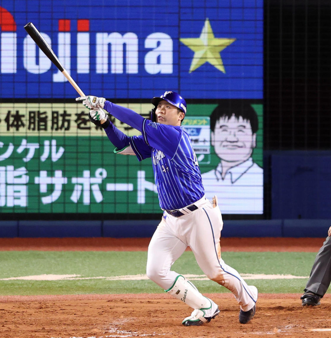DeNA対巨人　8回裏DeNA無死、ソロ本塁打を放つ佐野恵太。投手大江（撮影・狩俣裕三）