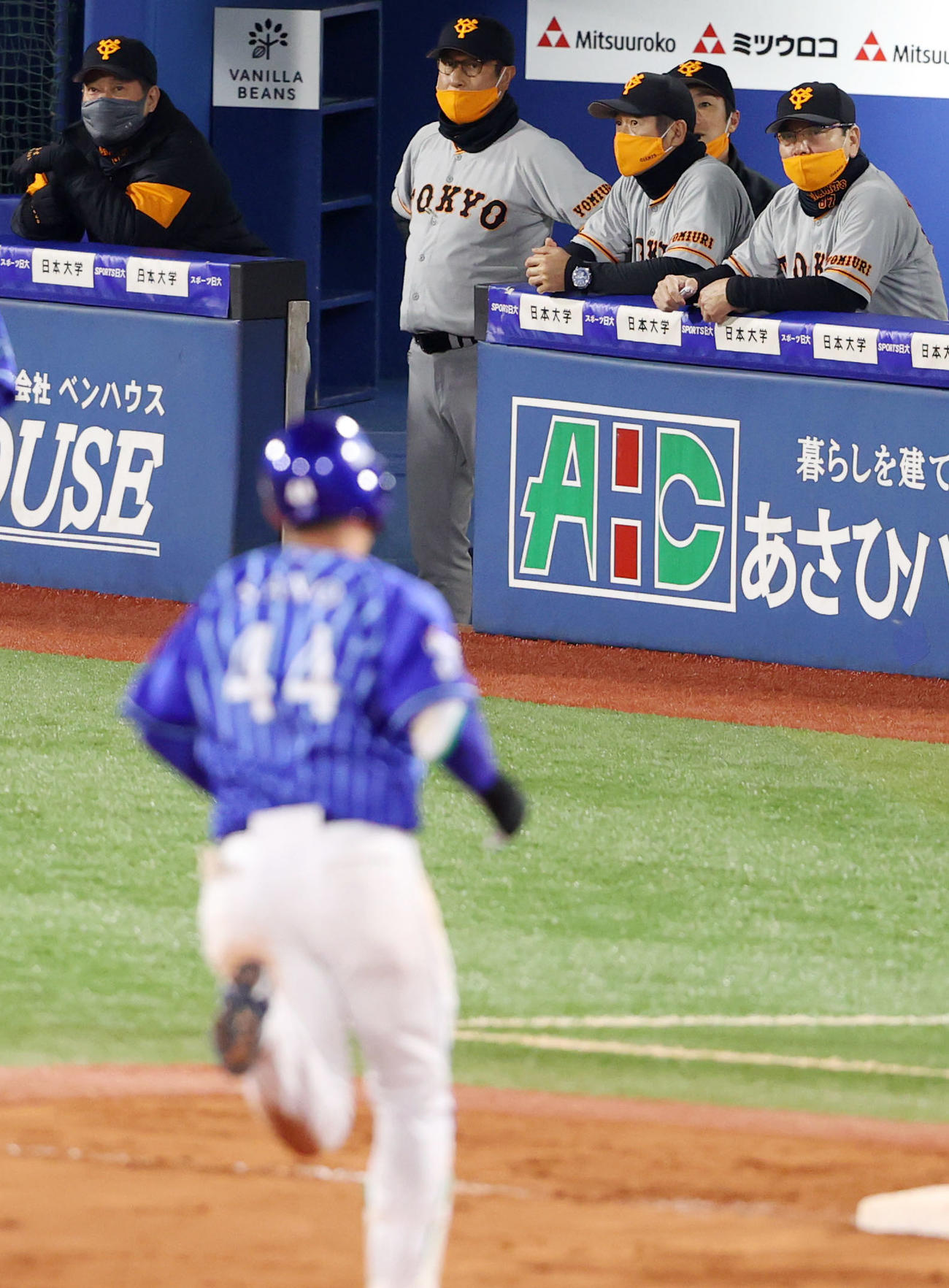 DeNA対巨人　8回裏DeNA無死、ソロ本塁打を放った佐野（手前）を見つめる原監督（後方左）（撮影・狩俣裕三）