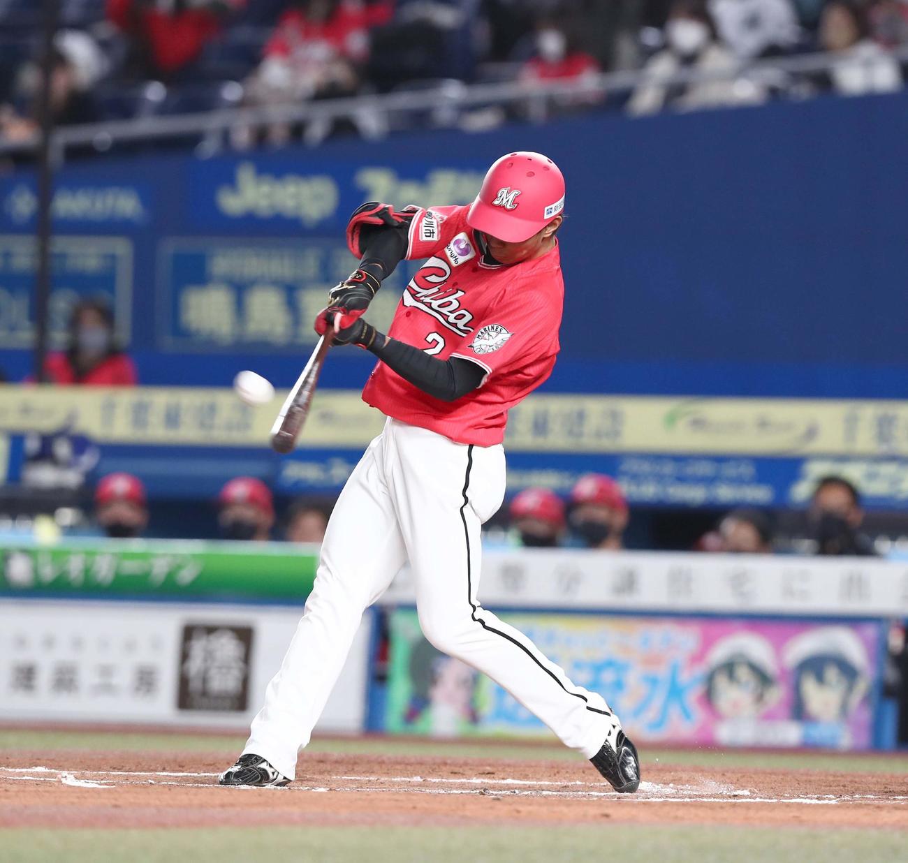 ロッテ対日本ハム　1回裏ロッテ無死、右越え本塁打を放つ藤原（撮影・黒川智章）