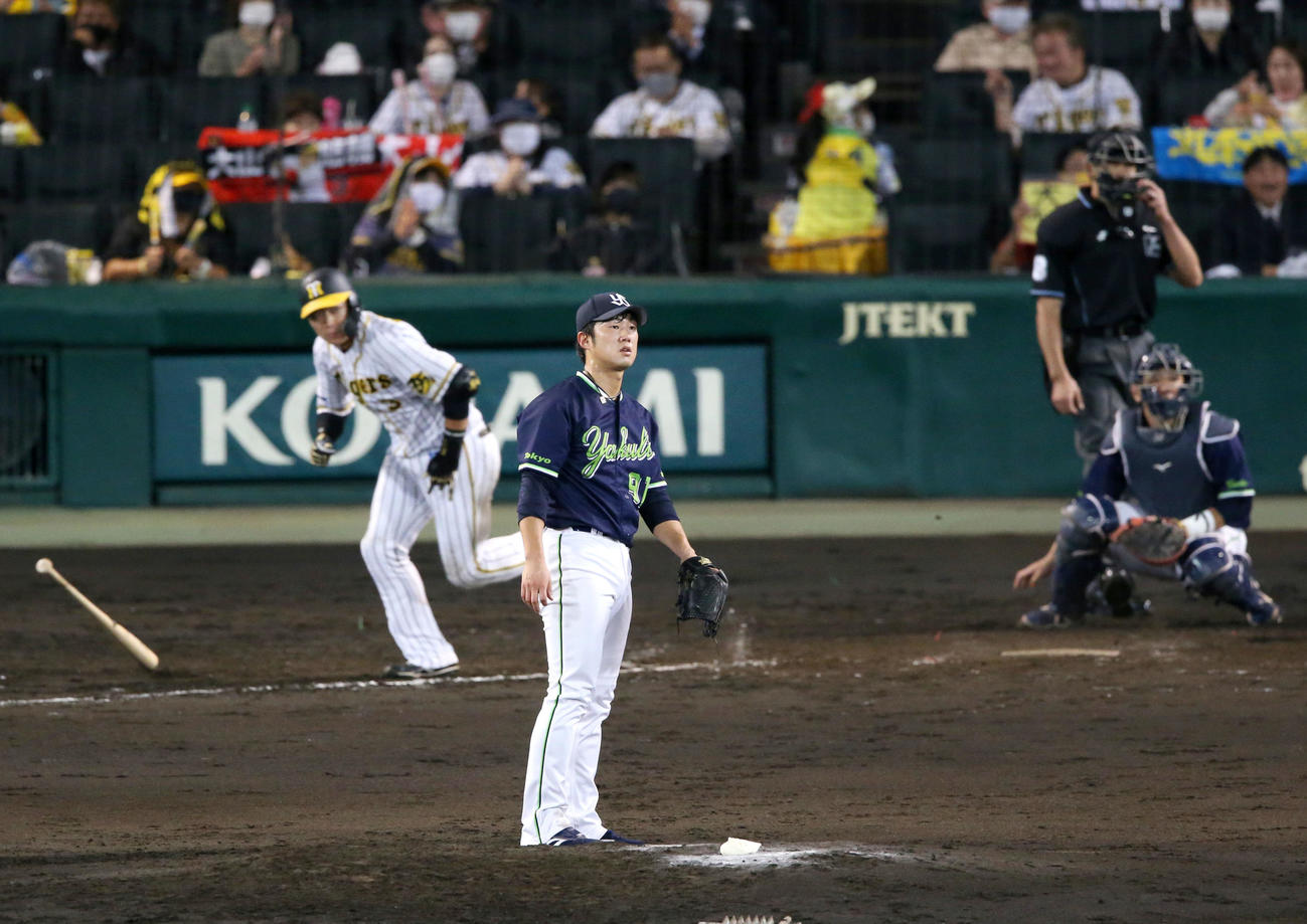 阪神対ヤクルト　5回裏阪神1死一、二塁、歳内（手前）は大山に左前適時打を打たれる（撮影・上山淳一）