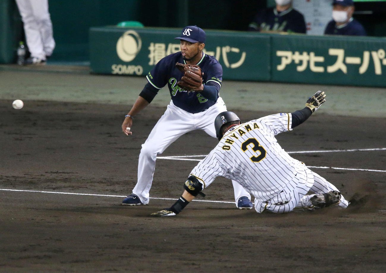 阪神対ヤクルト　4回裏阪神無死、大山は右に三塁打を放ち三塁へ向かう（撮影・上山淳一）