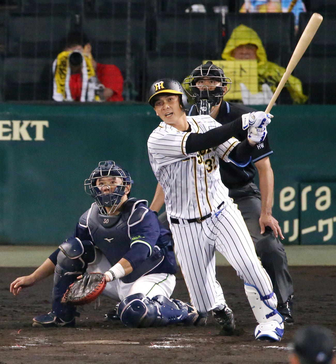 阪神対ヤクルト　8回裏阪神無死一塁、井上は中越え適時二塁打を放つ（撮影・上山淳一）
