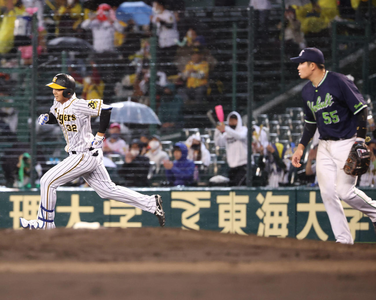 阪神対ヤクルト　8回裏阪神無死一塁、右中間へ適時二塁打を放つ井上広大、これがプロ初安打、初適時打、初打点となる（撮影・清水貴仁）