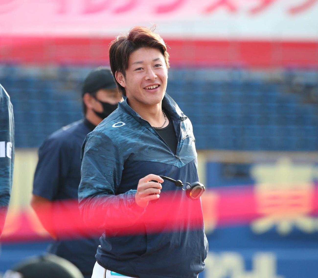チームに合流し笑顔の日本ハム吉田輝（撮影・黒川智章）