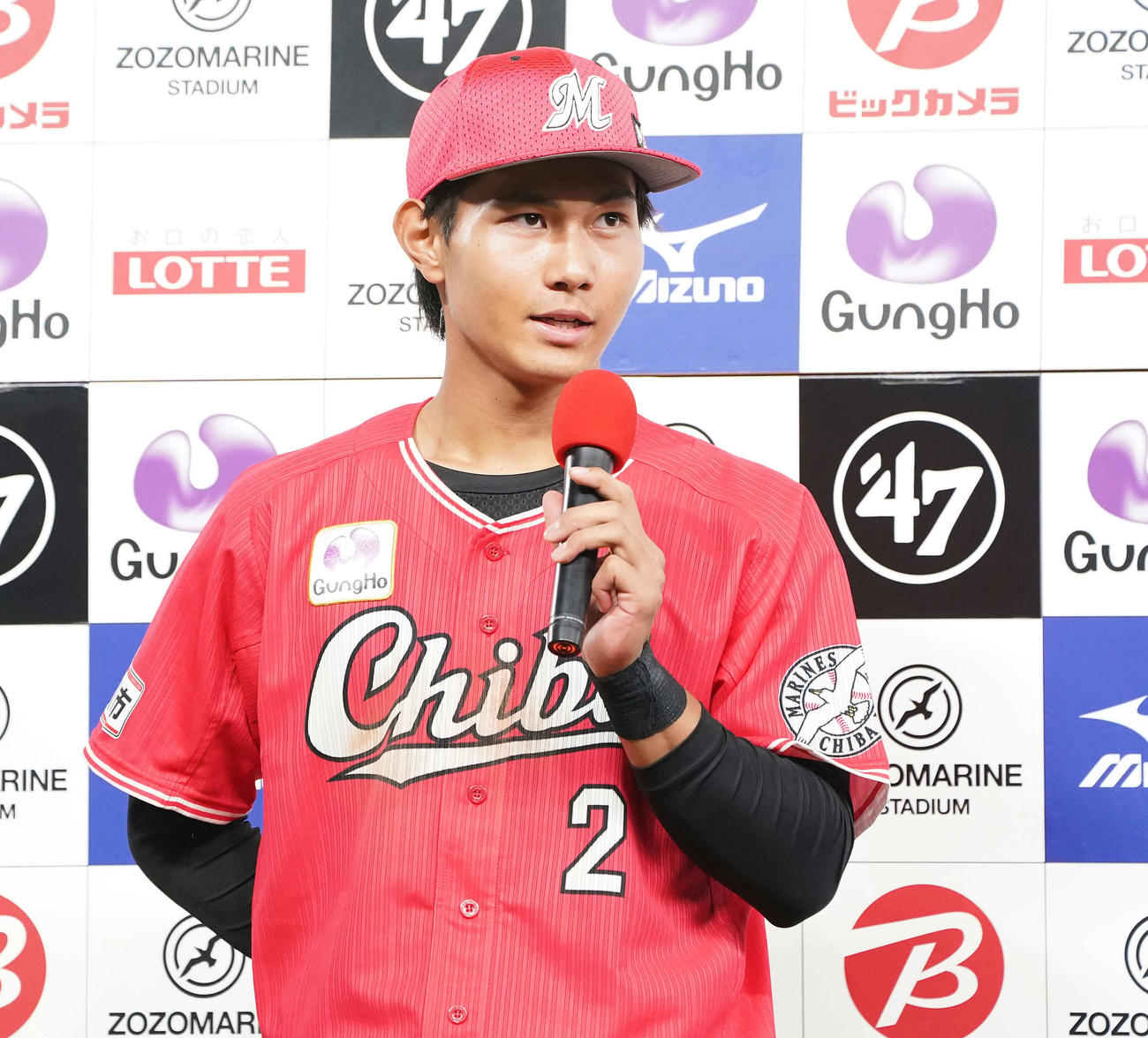 ロッテ対日本ハム　日本ハムに勝利し、お立ち台に立つロッテ藤原（撮影・鈴木みどり）
