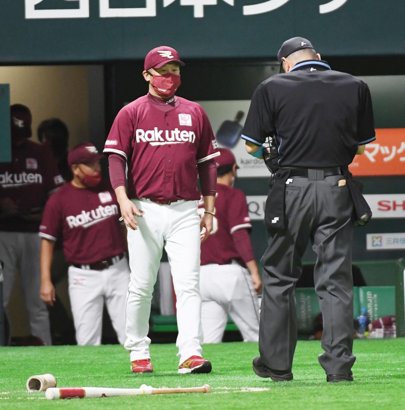 ソフトバンク対楽天　投手交代を告げる楽天三木肇監督（撮影・今浪浩三）