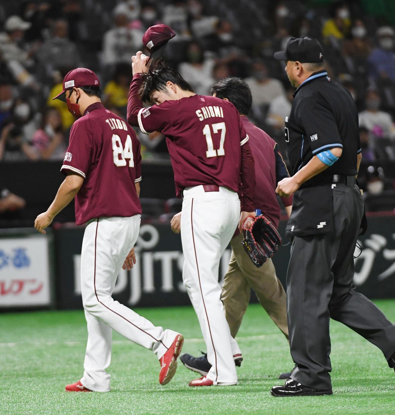 ソフトバンク対楽天　1回裏ソフトバンク1死一、二塁、先発の塩見貴洋は松田宣浩に左前適時打を浴びた後、ベンチに下がる（撮影・今浪浩三）