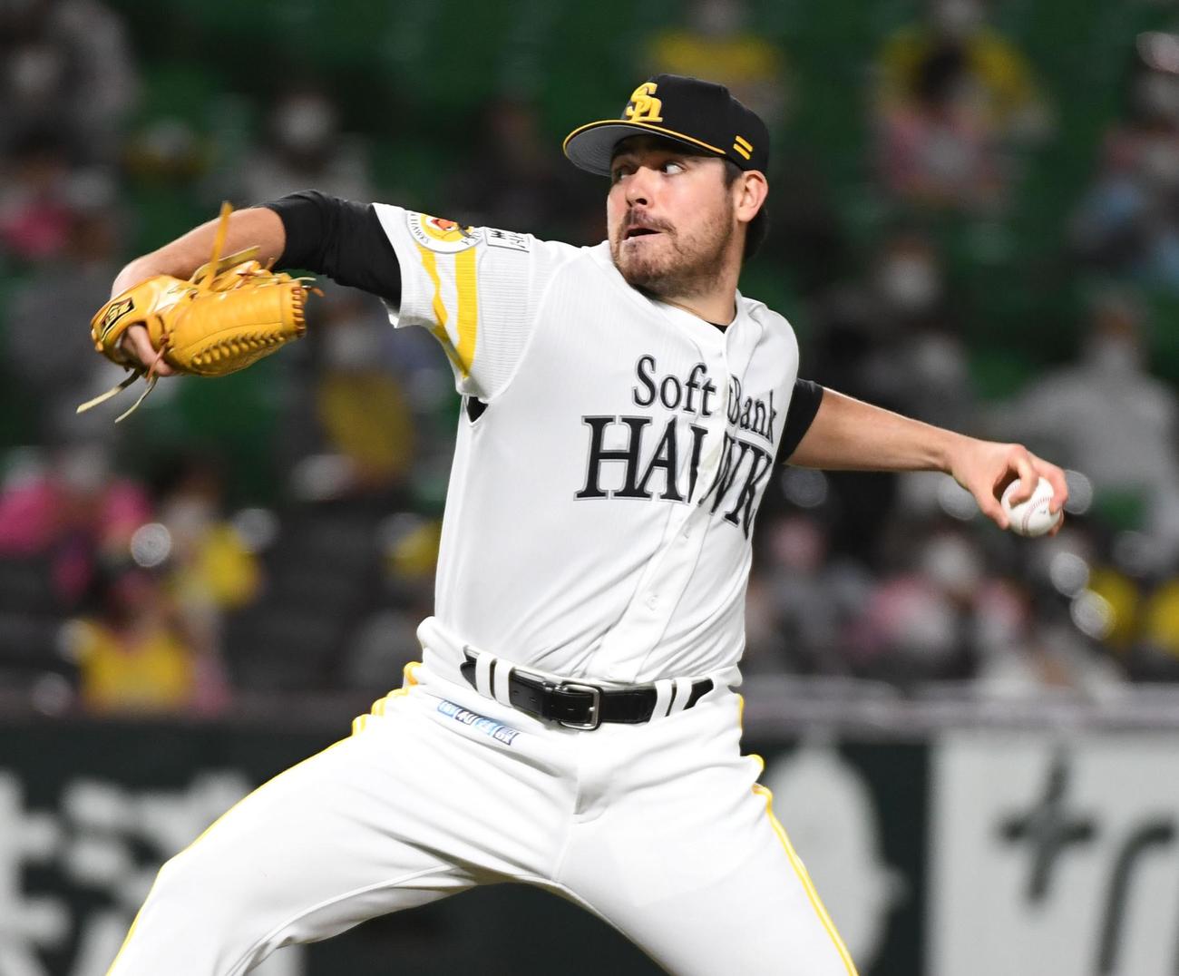 ソフトバンク対楽天　力投を続ける先発のムーア（撮影・今浪浩三）