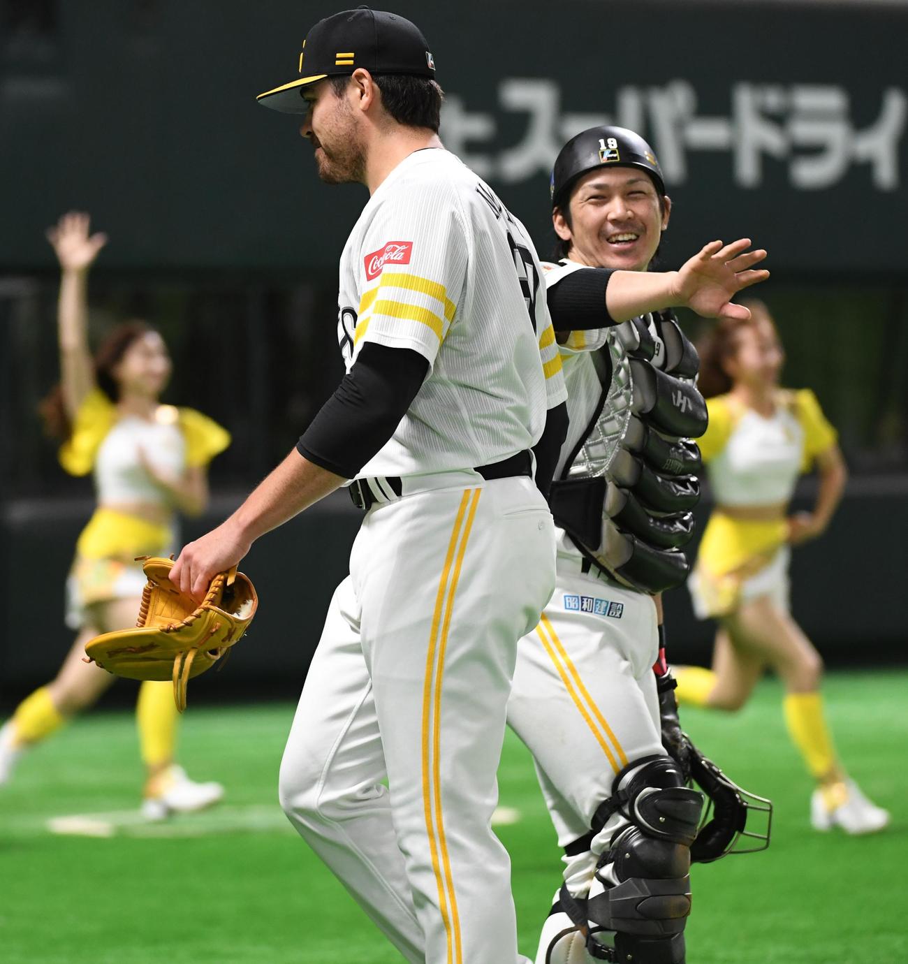 ソフトバンク対楽天　先発のムーアは7回を投げ3失点と好投し、捕手の甲斐拓也に祝福される（撮影・今浪浩三）