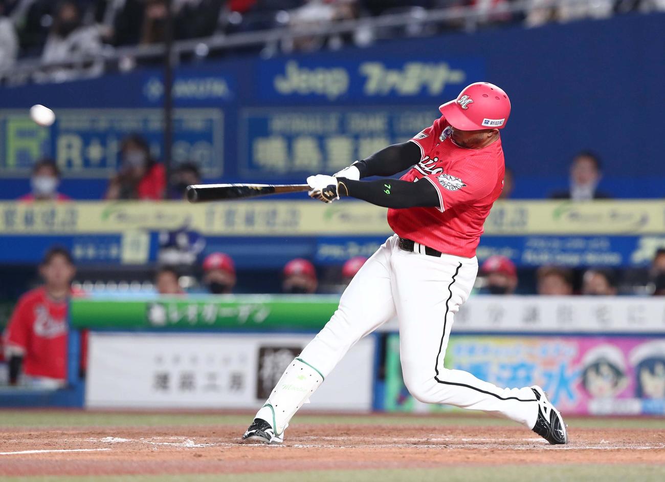 ロッテ対日本ハム　3回裏ロッテ2死二塁、右越え2点本塁打を放つマーティン（撮影・黒川智章）
