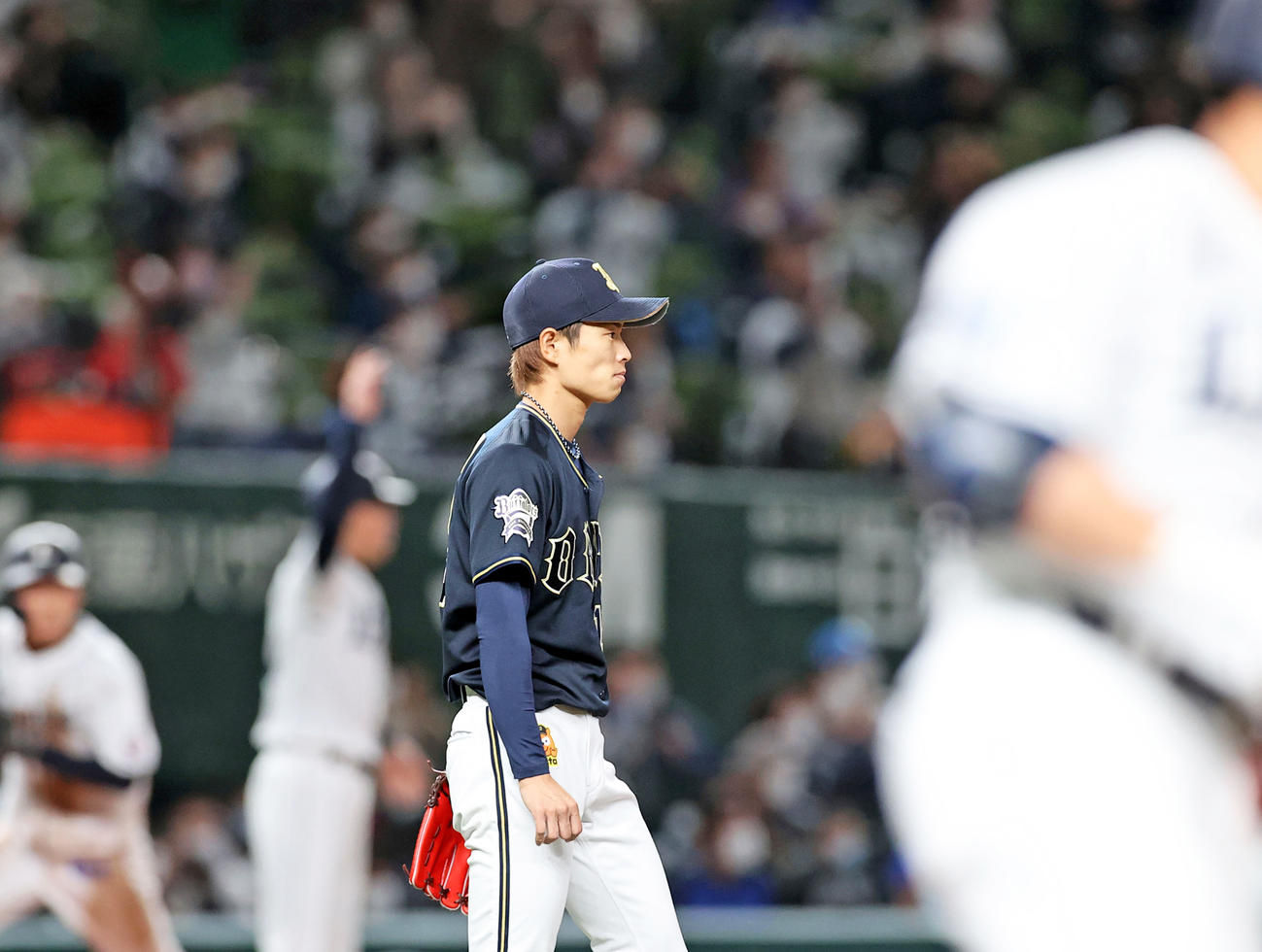 6回裏西武2死一、二塁、栗山に中越え2点逆転適時二塁打を許し、打球を見つめる山岡（撮影・浅見桂子）
