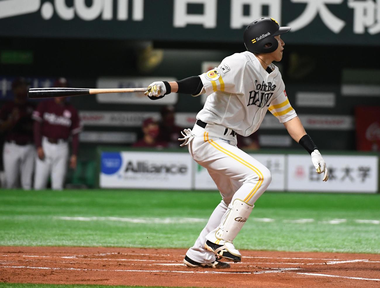 ソフトバンク対楽天　1回裏ソフトバンク1死一塁、柳田は左前打を放つ（撮影・今浪浩三）
