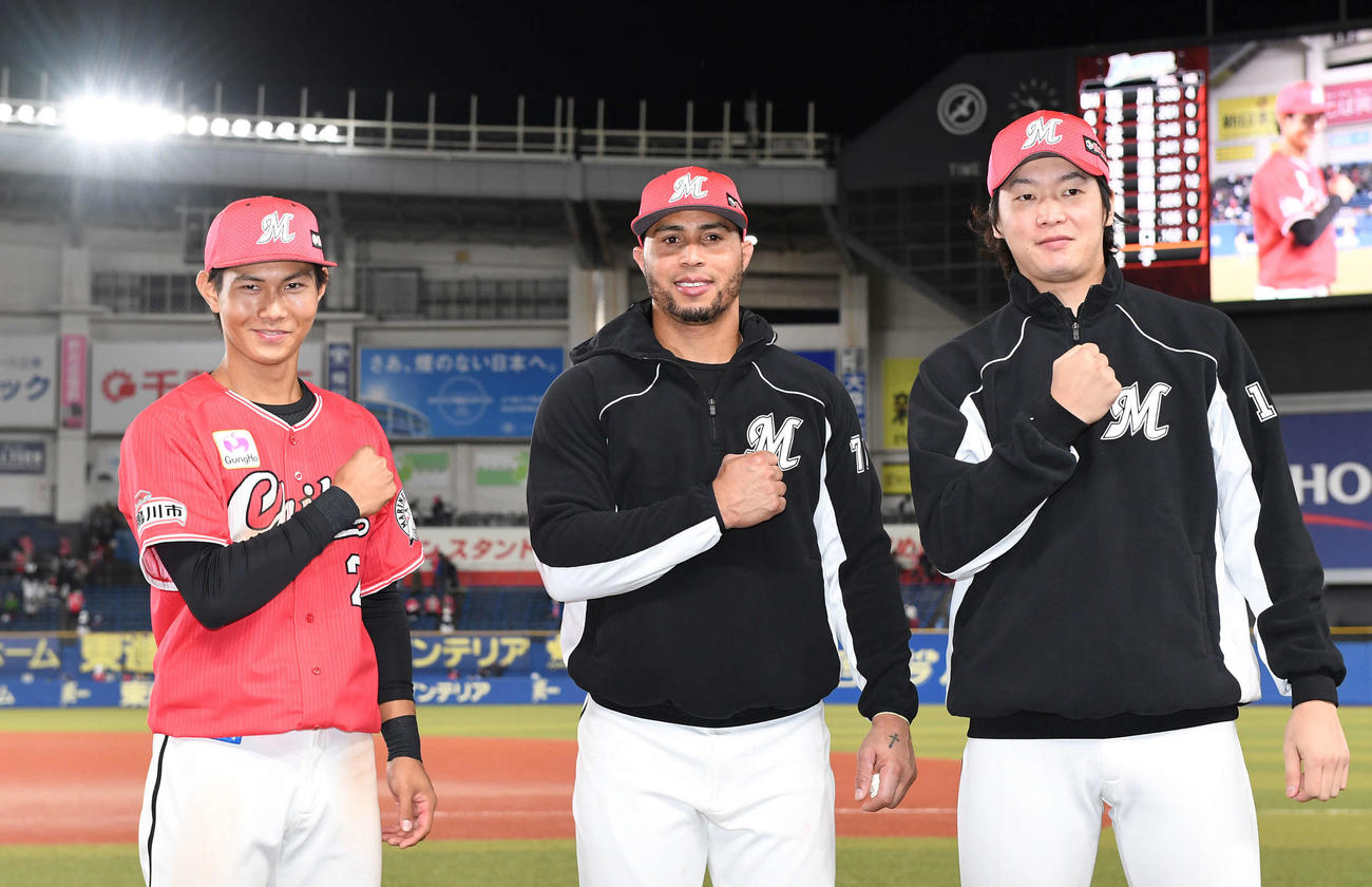 ロッテ対日本ハム　日本ハムに勝利し、マーティンポーズを決める、左からロッテ藤原、マーティン、二木（撮影・鈴木みどり）