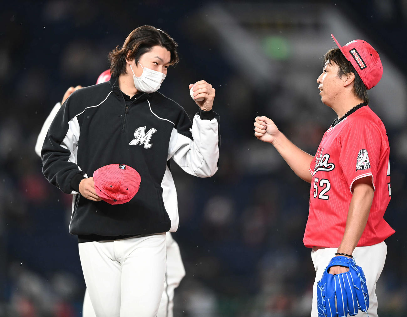ロッテ対日本ハム　益田（右）からウイニングボールを受け取り笑顔でグータッチするロッテ二木（撮影・鈴木みどり）