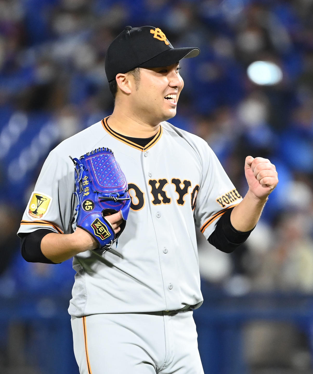 DeNA対巨人　5回裏DeNA1死一、二塁、佐野を併殺に仕留めてガッツポーズの今村（撮影・山崎安昭）