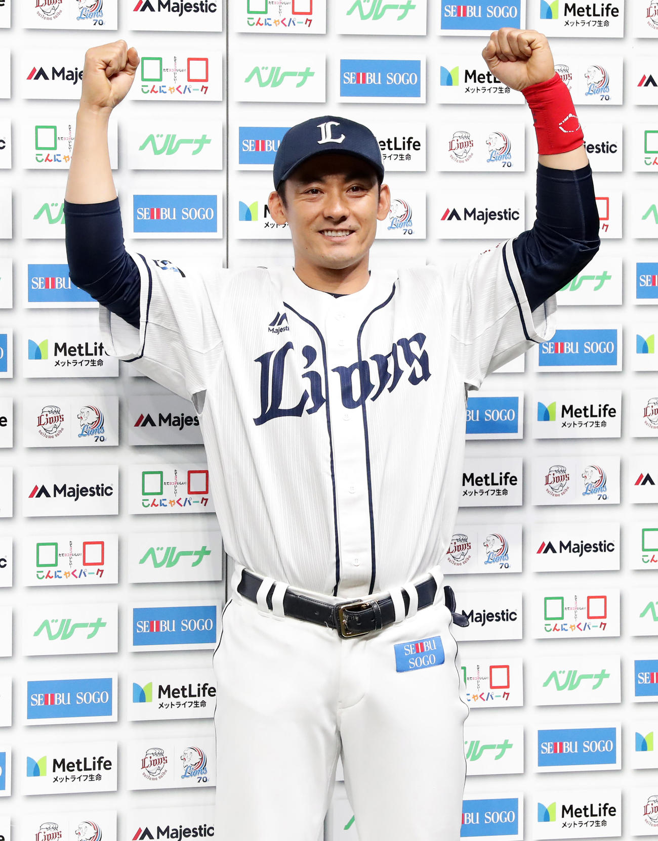 西武対オリックス　お立ち台で笑顔でガッツポーズする栗山（撮影・浅見桂子）