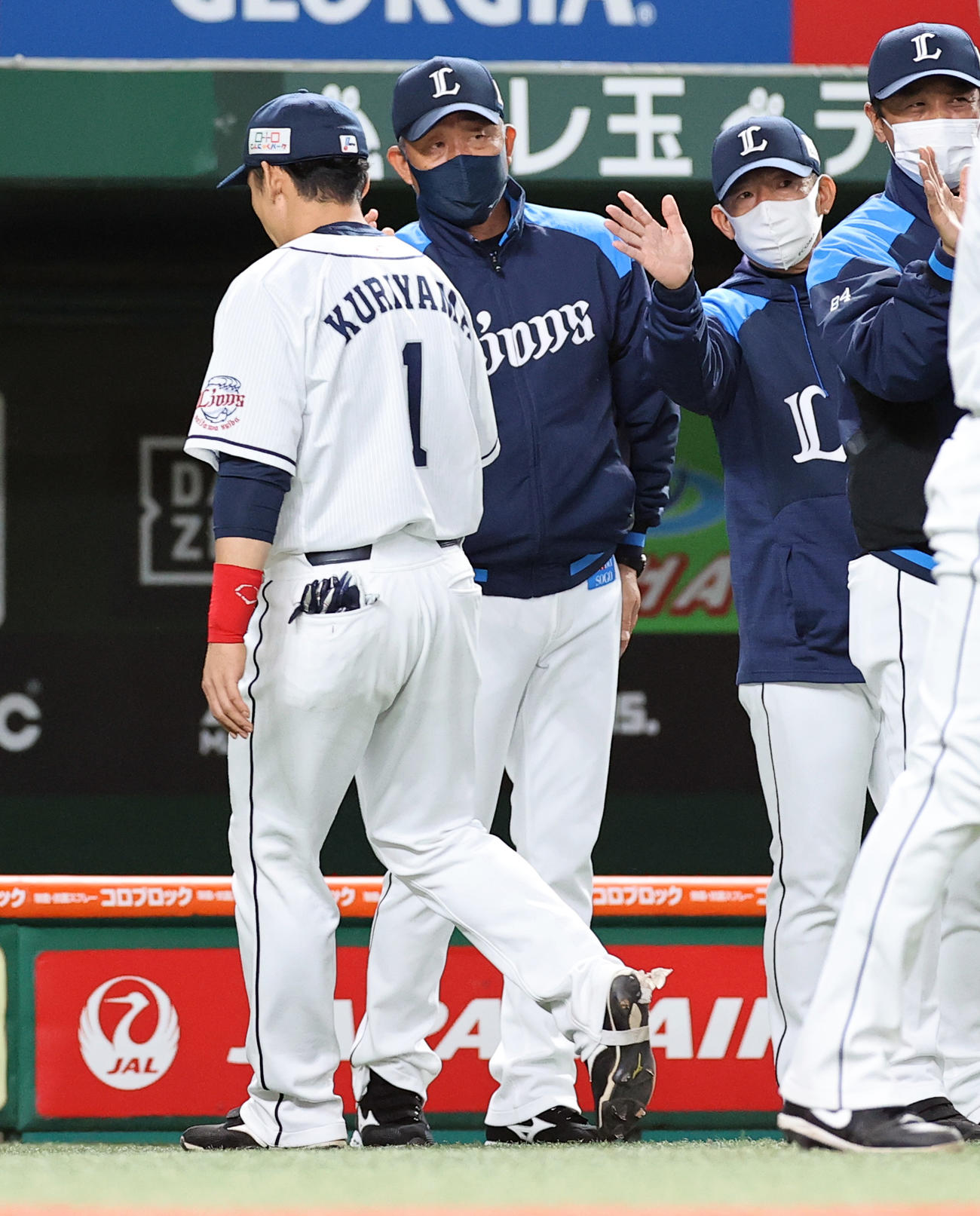 西武対オリックス　ほっとした笑顔で栗山（手前）らナインを迎える辻監督（撮影・浅見桂子）