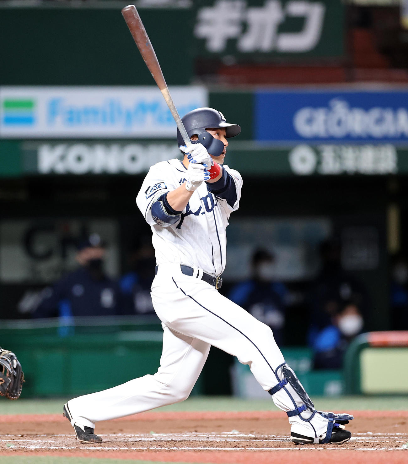 西武対オリックス　6回裏西武2死一、二塁、栗山は中越えに2点逆転適時二塁打を放つ（撮影・浅見桂子）