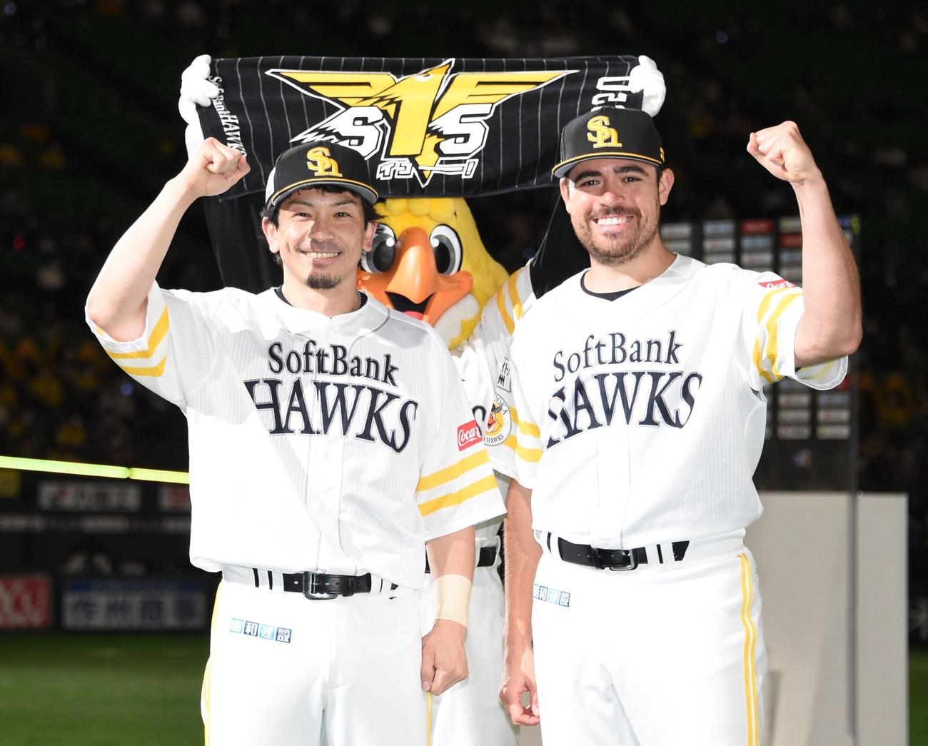 勝利を飾りガッツポーズをする松田宣浩（左）とムーア（撮影・今浪浩三）