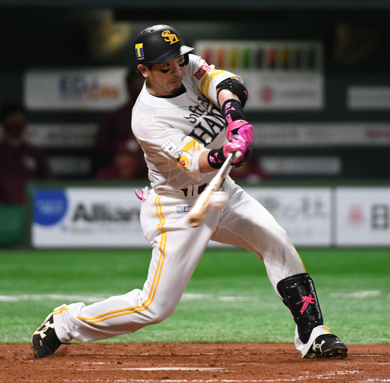 3回裏ソフトバンク無死一塁、松田宣は右中間に2点本塁打を放つ（撮影・今浪浩三）