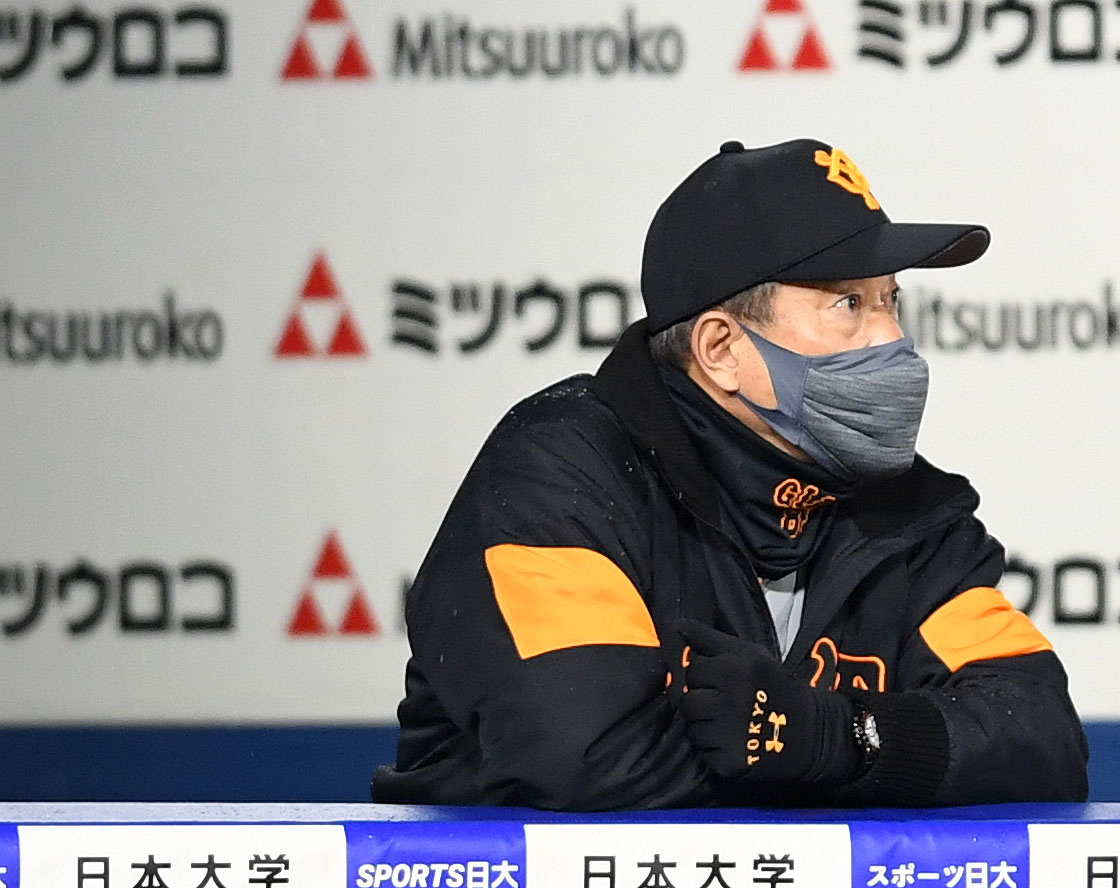 DeNA対巨人　8回裏DeNA2死二塁、大和に右翼線へ適時二塁打を浴びスコアボードを見つめる原監督（撮影・横山健太）